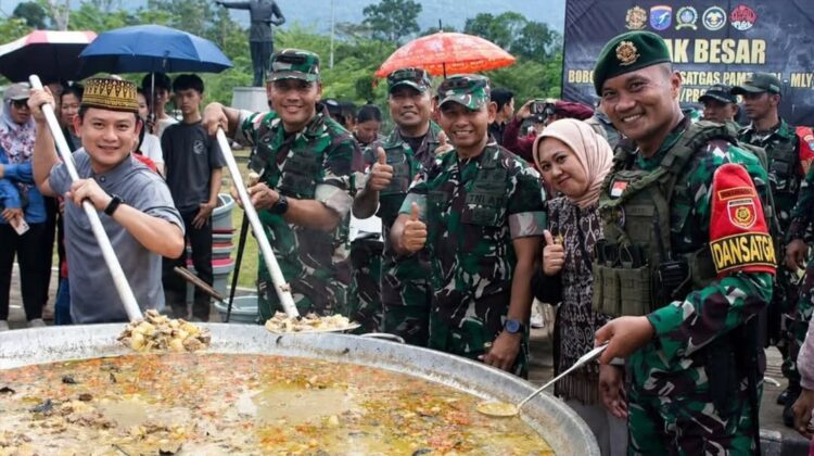 Kuali Merah Putih Satukan Kebersamaan Warga Perbatasan di PLBN Aruk