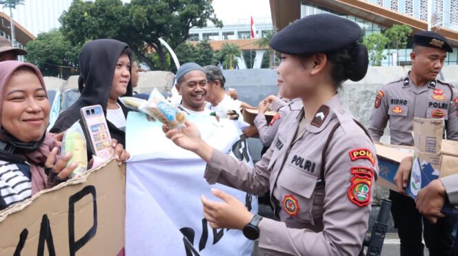 
					Polisi Bagikan Air Mineral dan Snack ke Massa Aksi di Jakpus, Kapolres: Wujud Pelayanan Humanis