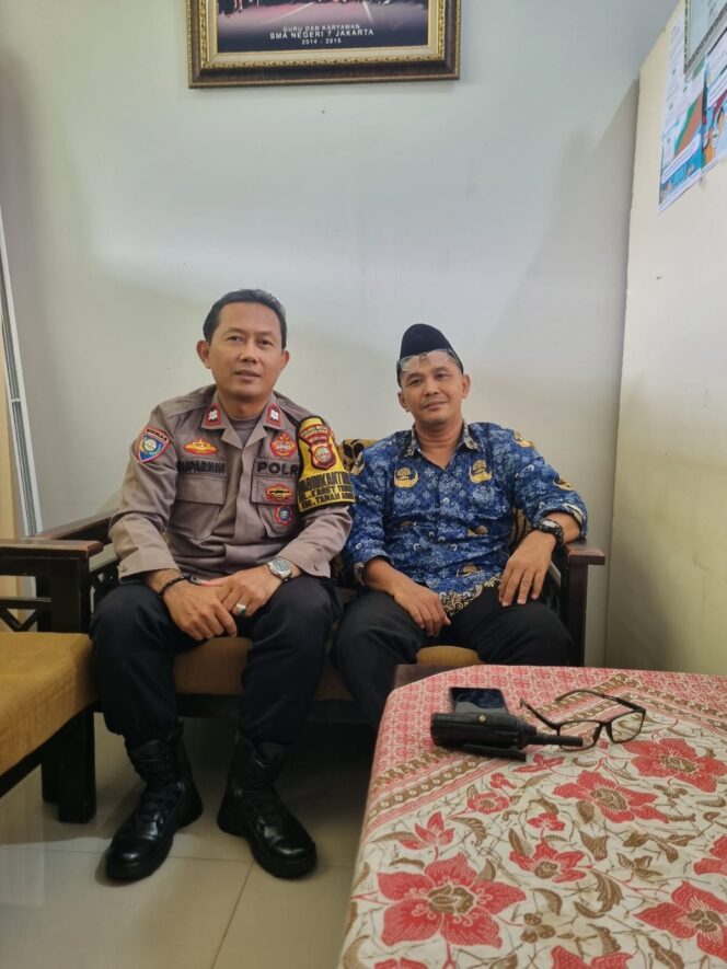 
					Bhabinkamtibmas Karet Tengsin Sambangi SMA Negeri 7 Jakarta, Sampaikan Imbauan Kamtibmas kepada Pihak Sekolah