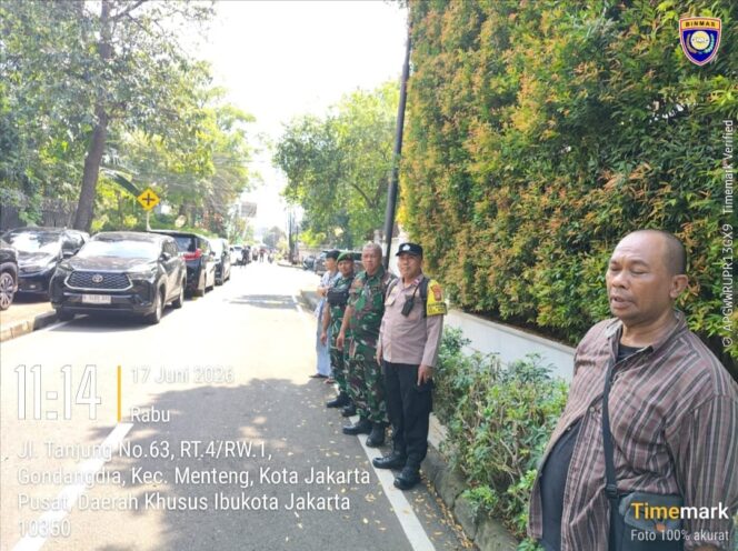 
					Bhabinkamtibmas dan Babinsa Takziah, Amankan Prosesi Pemakaman Warga Gondangdia
