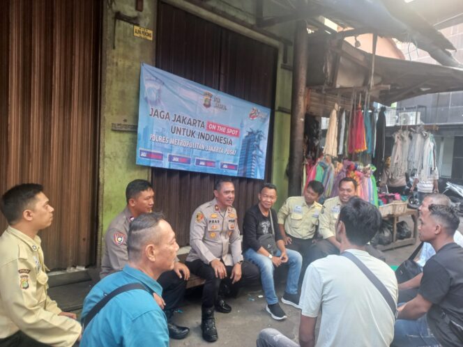 
					Jaga Jakarta On The Spot, Waka Polsek Metro Tanah Abang Sambangi Pasar Metro