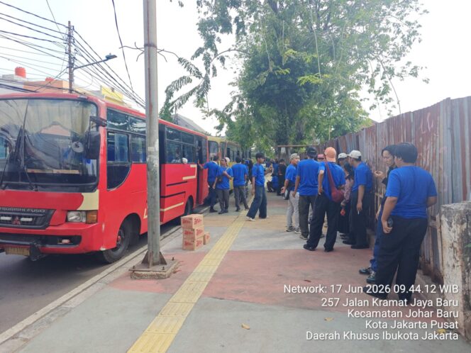 
					Polisi Kawal Keberangkatan Massa Aksi dari Johar Baru, Situasi Berlangsung Aman dan Tertib