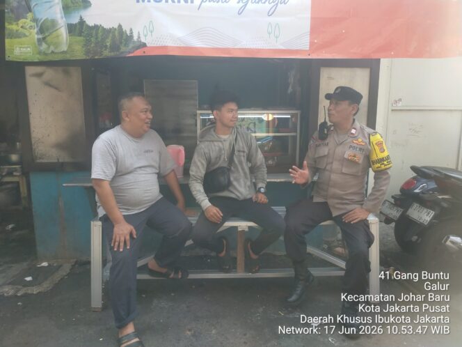 
					Door to Door Kamtibmas, Polisi dan Warga RW 07 Galur Perkuat Keamanan Lingkungan