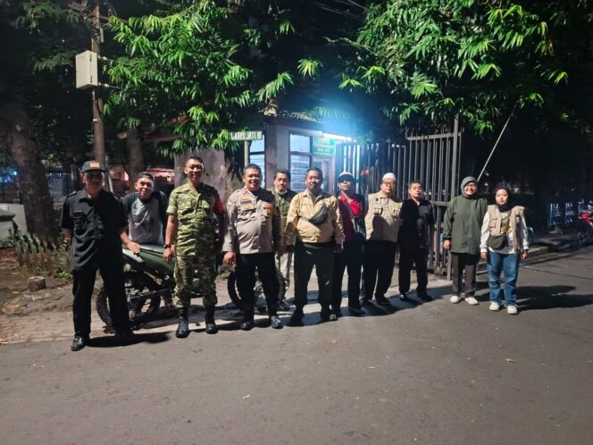 
					Babinsa Koramil 04/Pulogadung Bersama Unsur Komduk Perkuat Siskamling
