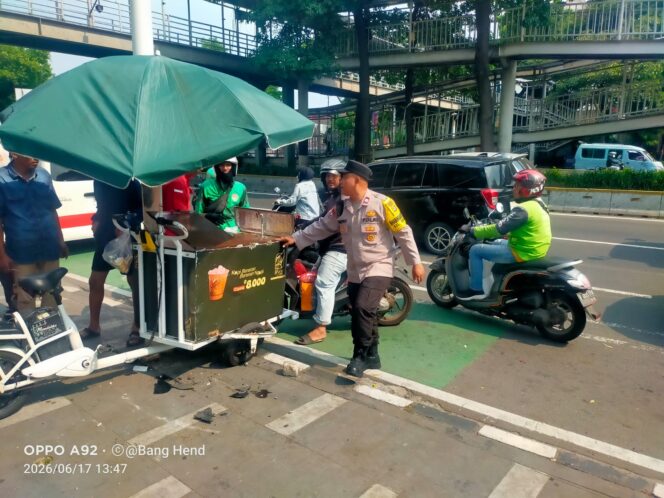 
					Pajero Tabrak Bajaj dan Gerobak Es Teh di Kramat Raya, Pedagang Dilarikan ke RSPAD