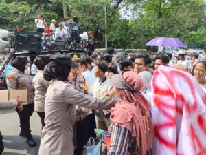 Polisi Bagikan Air Mineral dan Snack ke Massa Aksi di Jakpus, Kapolres: Bentuk Kepedulian Humanis