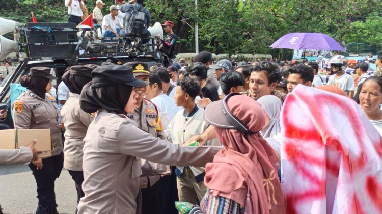 Polisi Bagikan Air Mineral dan Snack ke Massa Aksi di Jakpus, Kapolres: Bentuk Kepedulian Humanis
