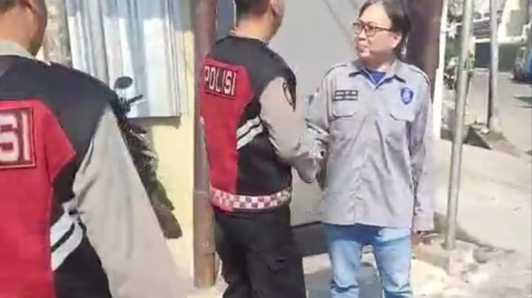 Patroli Jalan Kaki Polri Dalam Giat Pendampingan dan Pengamanann Penertiban PKL Di Sekitar Stasiun KA. Rajawali