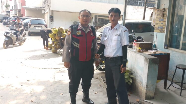 Panit Samapta Lakukan Patroli Jalan Kaki” Perkuat Keamanan Kawasan Niaga Jayakarta