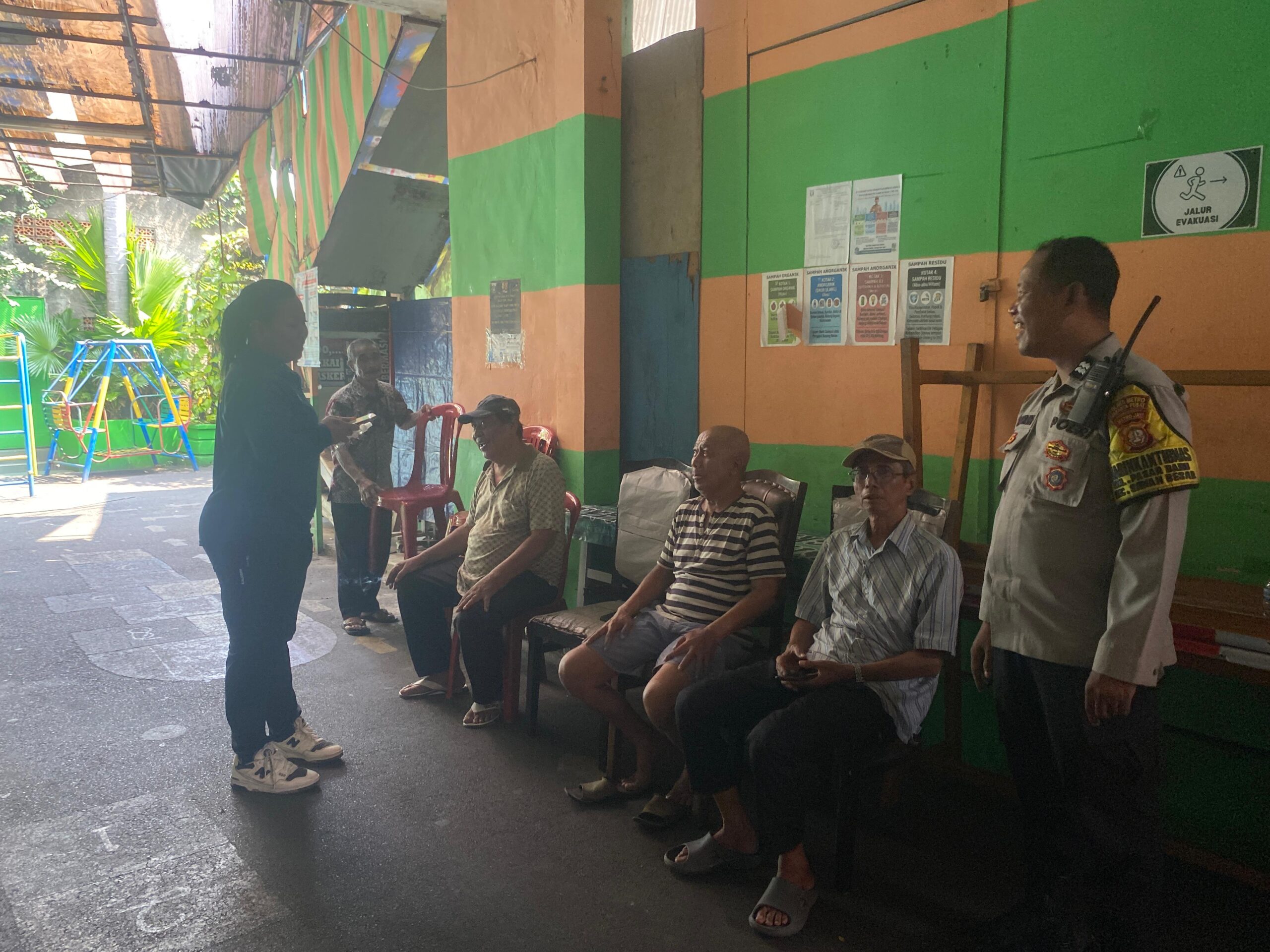 Jaga Jakarta On The Spot Untuk Indonesia, Polsek Sawah Besar Beri Edukasi Kamtibmas dan Layanan Kesehatan Warga