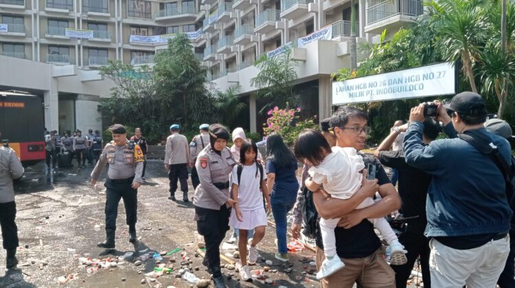 Polisi Bantu Evakuasi Keluarga dari Hotel Sultan, Kasat Binmas Jakpus: Utamakan Keselamatan Warga