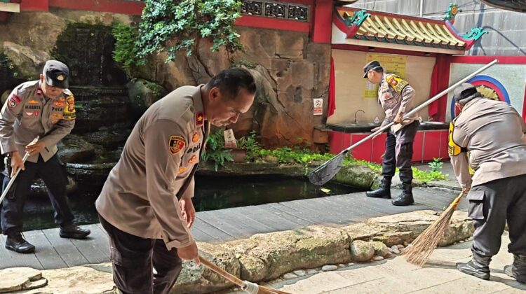 Sambut HUT Bhayangkara Ke-80, Polsek Metro Tanah Abang Gelar Bakti Religi di Vihara Hok Tek Ceng Sin