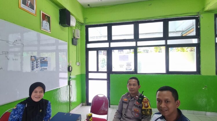 Bhabinkamtibmas Karet Tengsin Laksanakan Kunjungan Ke SMAN 35 Jakarta Guna Memperkuat Pembinaan Pelajar