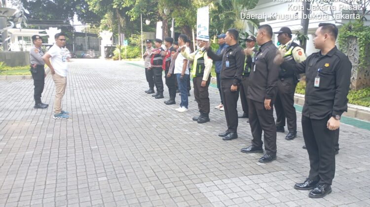 Polsek Johar Baru Gelar Apel Pengamanan Aksi Unjuk Rasa di Kantor BPOM, Utamakan Pelayanan Humanis