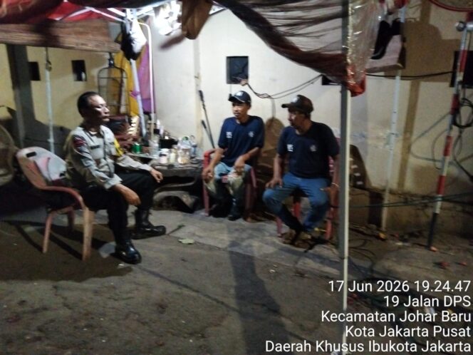
					Jelang Tengah Malam, Bhabinkamtibmas Johar Baru Sambangi Poskamling RT 13/RW 06 Perkuat Keamanan Lingkungan
