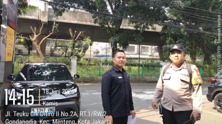 Patroli Dialogis di Jalan Cik Ditiro Menteng, Bhabinkamtibmas Gondangdia Perkuat Keamanan Lingkungan