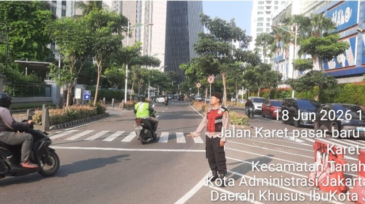Patko 1052 Laksanakan Pengaturan Lalu Lintas dan Antisipasi Kejahatan Jalanan di Karet Tengsin