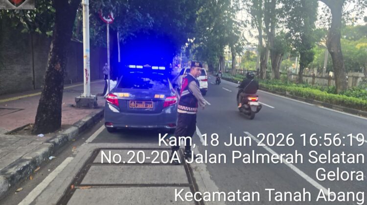 Strong Point Sore Hari, Personel Polsek Metro Tanah Abang Atur Arus Lalu Lintas di Palmerah Selatan