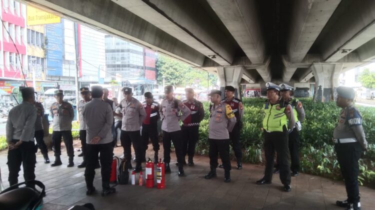Mahasiswa Demo di Simpang Lima Senen, Polisi Amankan 4 Ban Bekas