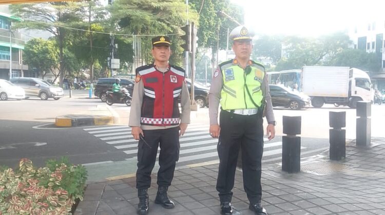 Polsek Senen Laksanakan Pengaturan Lalu Lintas Sore Hari di Simpang Lima Senen