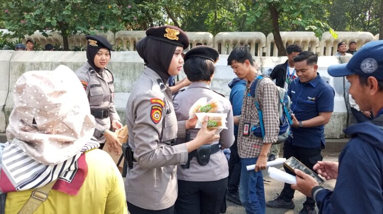 Polri Beri Pelayanan Humanis, Massa Aksi di Monas Diberi Air Mineral dan Snack