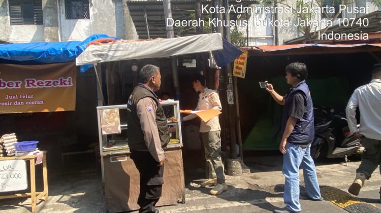 Pendampingan Polsek Sawah Besar Bersama Tiga Pilar Tertibkan PKL di Karang Anyar