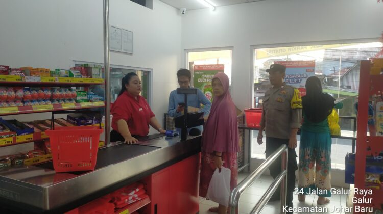 Perkuat Keamanan Lingkungan Usaha, Bhabinkamtibmas Galur Sambangi Mini Market O! Save dan Beri Edukasi Kamtibmas