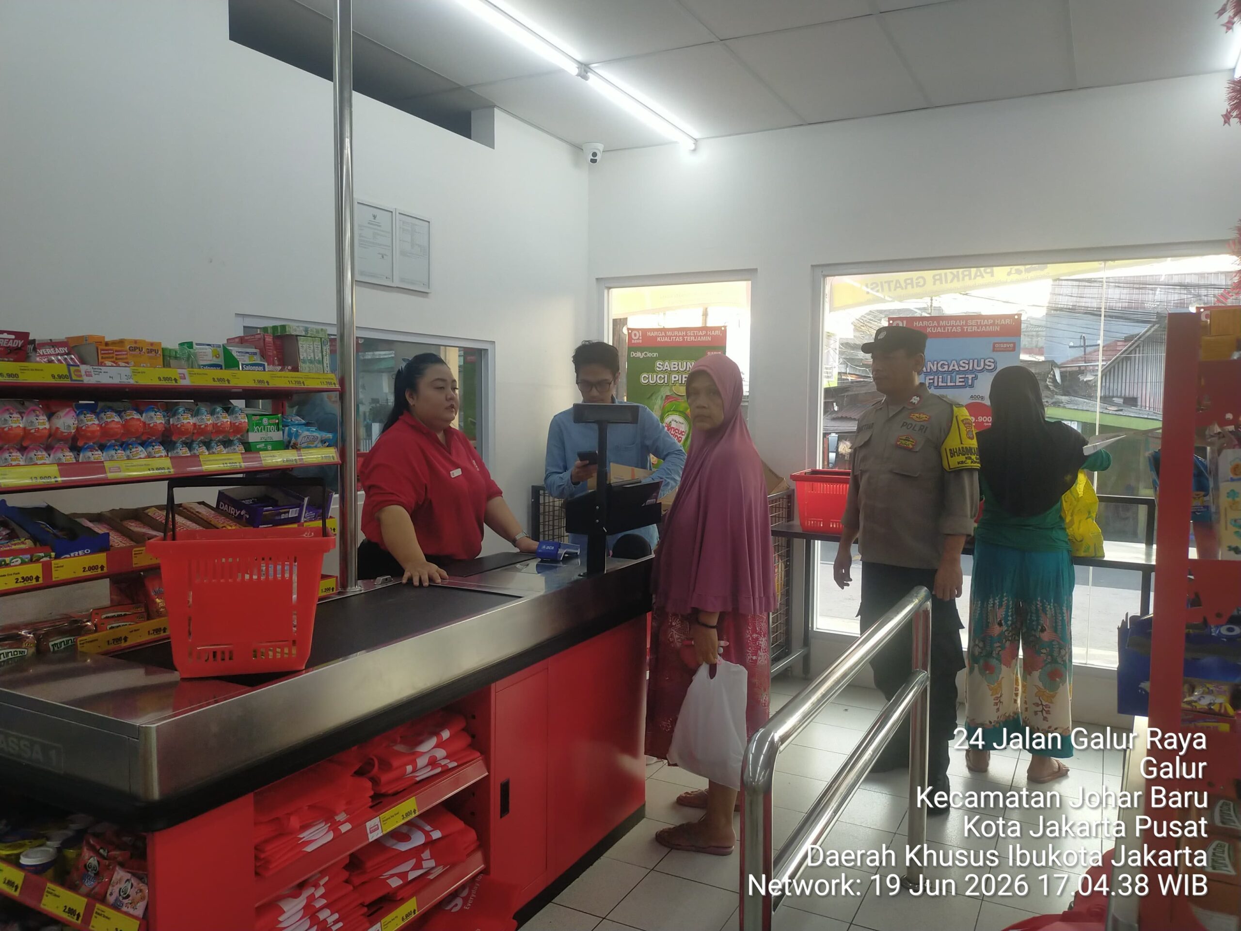 Perkuat Keamanan Lingkungan Usaha, Bhabinkamtibmas Galur Sambangi Mini Market O! Save dan Beri Edukasi Kamtibmas