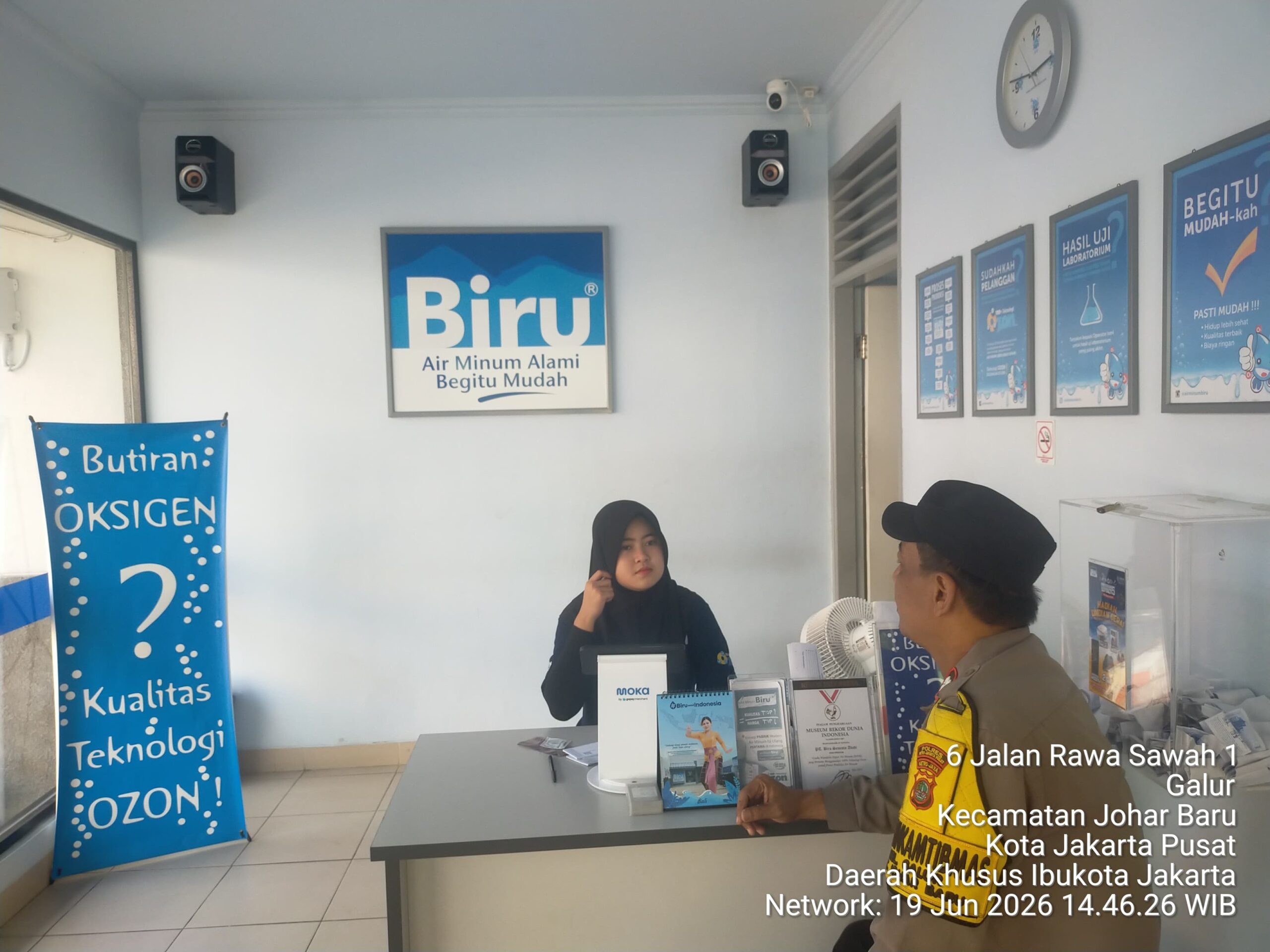 Cooling System di Agen Air Biru, Bhabinkamtibmas Galur Ajak Karyawan Tingkatkan Kewaspadaan Kamtibmas