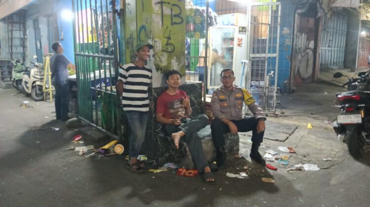 Patroli Dini Hari, Bhabinkamtibmas Kampung Rawa Perkuat Satkamling dan Ingatkan Remaja Hindari Tawuran
