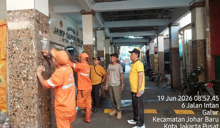 Sambut HUT DKI Jakarta ke-499, Tiga Pilar Johar Baru Gelar Kerja Bakti di Masjid Jami Darul Falah