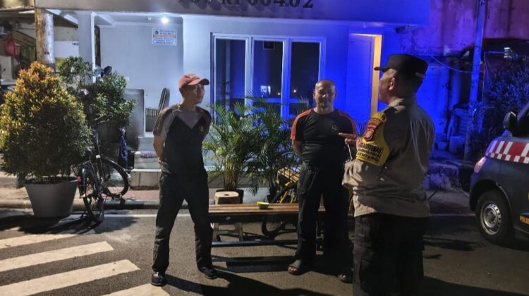 Patroli Malam, Bhabinkamtibmas Gondangdia Perkuat Kewaspadaan Satkamling