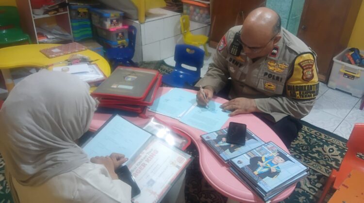 Bhabinkamtibmas Kampung Bali Hadiri Penyerahan Rapor PAUD Kejora, Sampaikan Himbauan Kamtibmas Sejak Dini