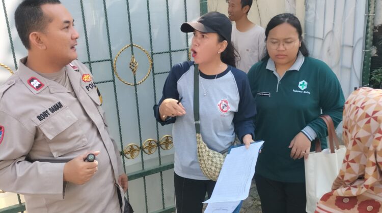 Bhabinkamtibmas Menteng Bersama Warga Gencarkan PSN Cegah DBD
