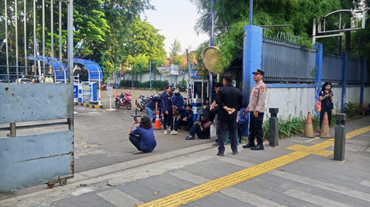 Mahasiswa UPI YAI Datangi Kampus untuk Pertanyakan Kejelasan Status Kampus, Polisi Lakukan Monitoring