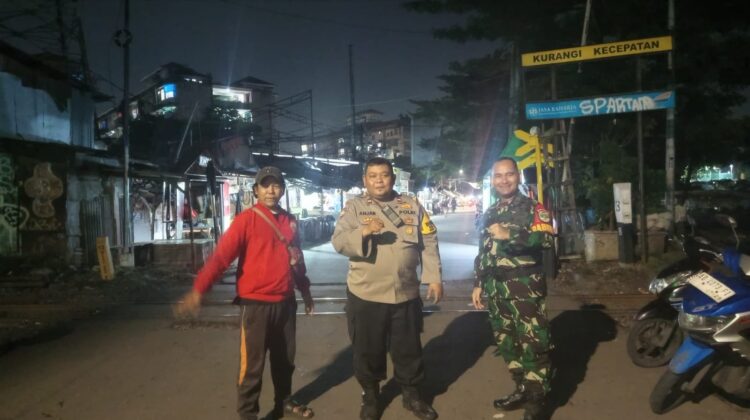 Bhabinkamtibmas dan Babinsa Patroli Jalan Kaki Siskamling, Perkuat Keamanan Perbatasan Petamburan–Benhil