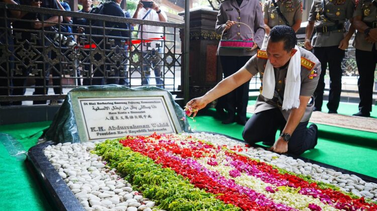 Jelang Hari Bhayangkara, Kapolri Ziarah ke Makam Gus Dur