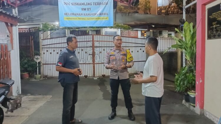 Perkuat Keamanan Malam Hari, Bhabinkamtibmas Sambangi Poskamling RW 07 Kampung Rawa