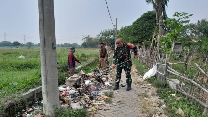 
					Komsos, Babinsa Bersama Kades Nersihkan Saluran Irigasi