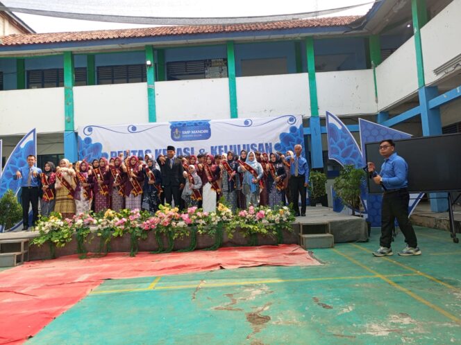 
					BABINSA KORAMIL 14/PANONGAN HADIRI PENTAS KREASI DAN KELULUSAN SISWA-SISWI SMP MANDIRI DI DESA SERDANG KULON
