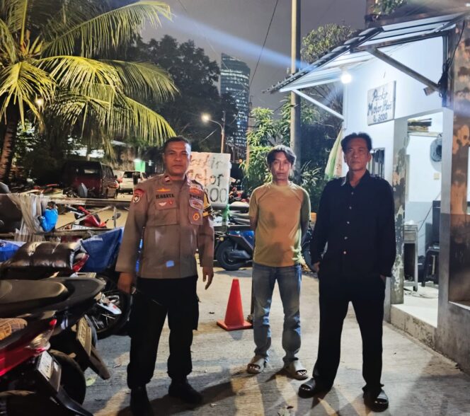
					Perkuat Keamanan Lingkungan, Bhabinkamtibmas Bendungan Hilir Sambangi Pos Siskamling RW 08