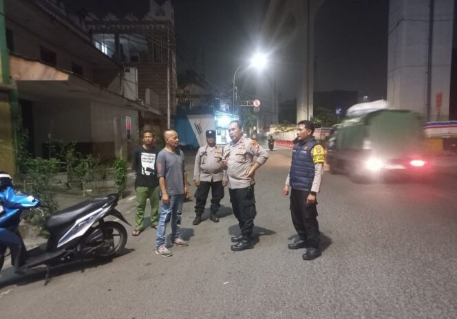 
					Patroli Dini Hari, Polisi Siaga Cegah Tawuran di Perbatasan Tambak-Manggarai