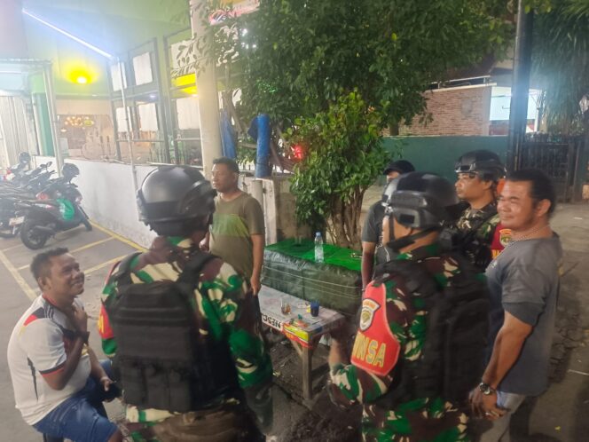 
					Babinsa, FKDM dan Warga Gelar Patroli Malam di Duren Sawit