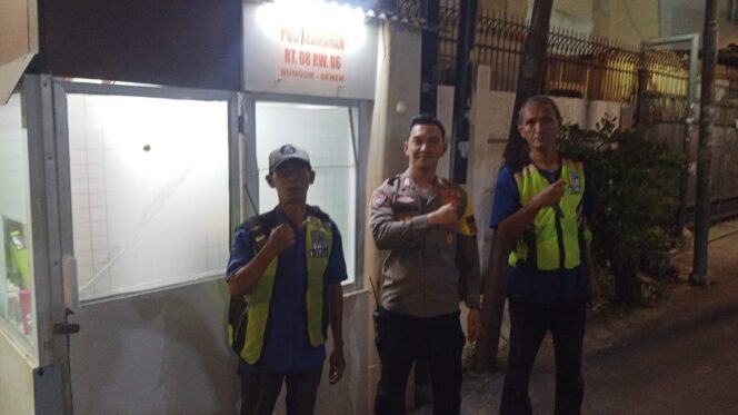 
					Bhabinkamtibmas Bungur Sambangi Pos Satkamling, Ingatkan Warga Waspada Curanmor Saat Jam Rawan