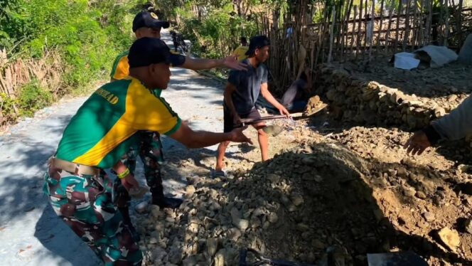
					Semangat Karya Bakti, Yonarmed 12 Kostrad Bersama Masyarakat Bangun Fasilitas Posyandu