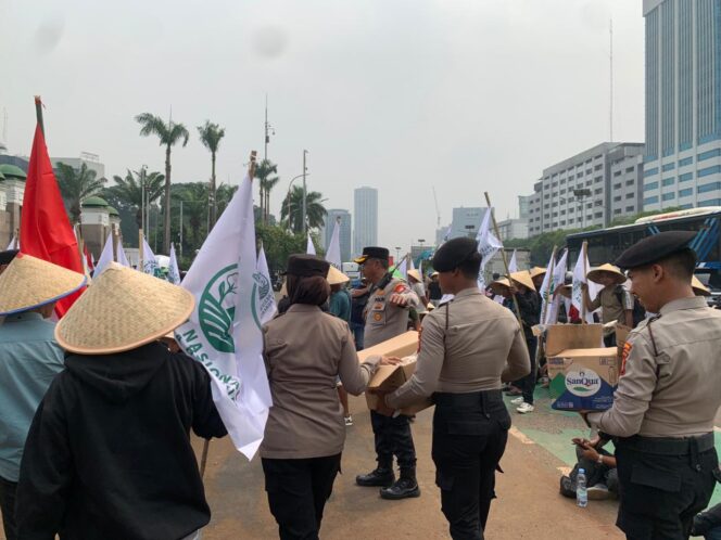 
					Polri Beri Pelayanan Humanis, Massa Aksi di Depan Gd. DPR-MPR RI Diberi Air Mineral dan Snack