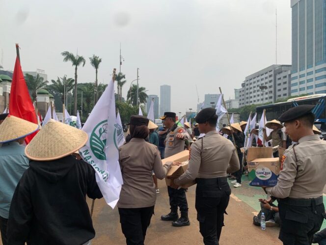 
					Polisi Bagikan Snack dan Minuman ke Massa Aksi KNARA di DPR