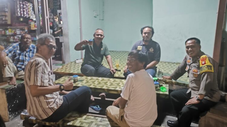 Sambang Pos Satkamling Tengah Malam, Bhabinkamtibmas Perkuat Kemitraan dengan Warga Cempaka Putih Barat