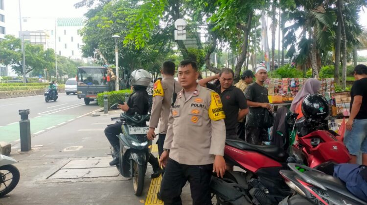 Polisi Monitoring Massa di Depan Hotel Acacia, Bergerak Menuju Monas untuk Aksi Unjuk Rasa