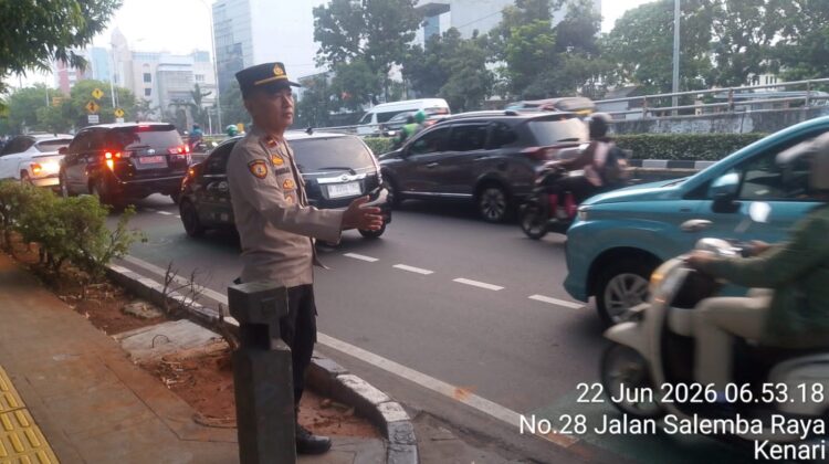 Polsek Senen Intensifkan Pengaturan Lalu Lintas di Kawasan Salemba Raya untuk Antisipasi Kepadatan Pagi